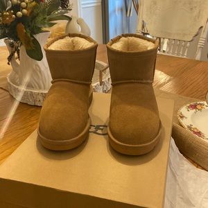 UGG mini boots. NWT. never worn
